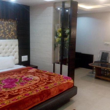 Hotel Priya Palace Ранчи Екстериор снимка