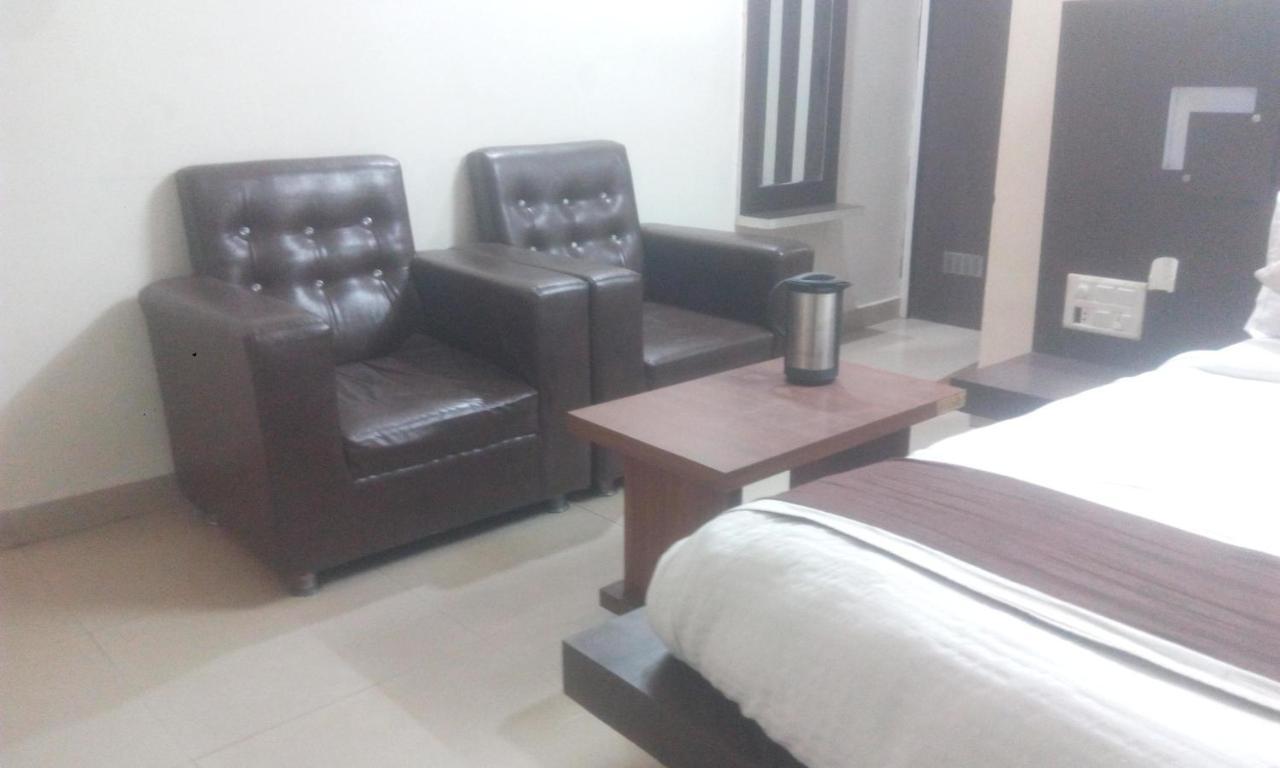 Hotel Priya Palace Ранчи Екстериор снимка