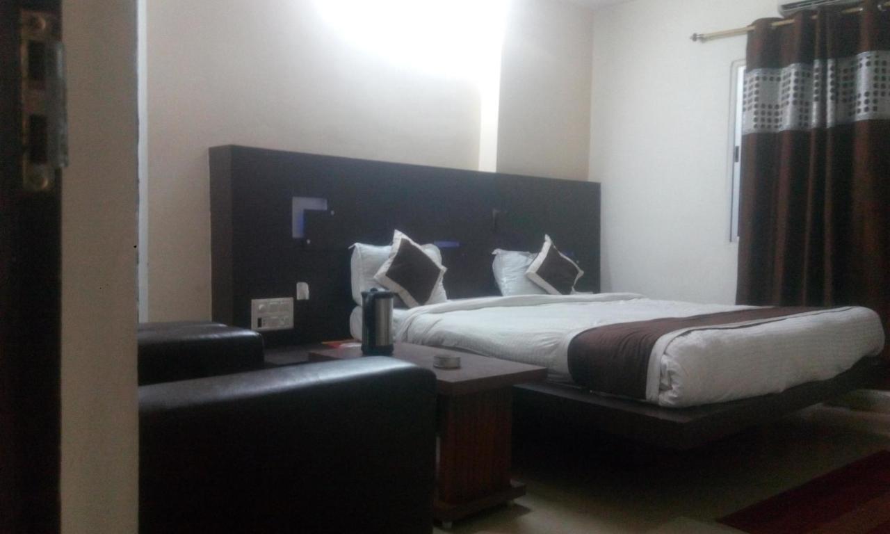 Hotel Priya Palace Ранчи Екстериор снимка