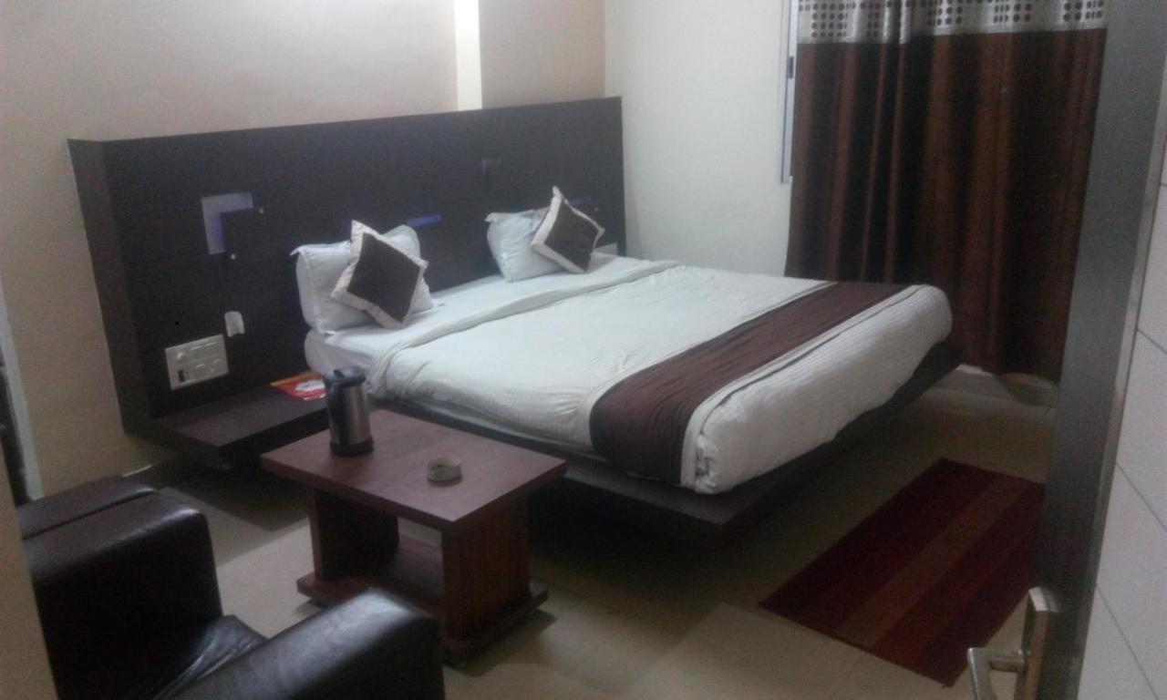 Hotel Priya Palace Ранчи Екстериор снимка