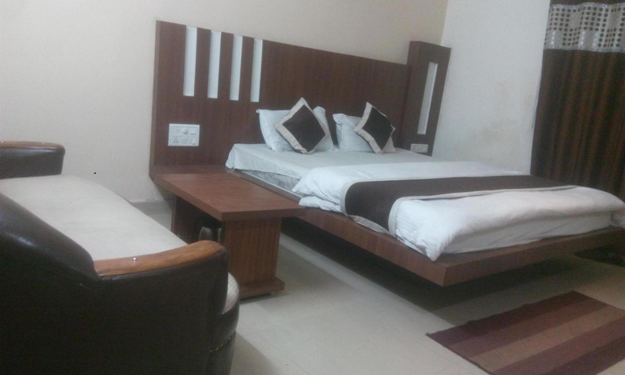 Hotel Priya Palace Ранчи Екстериор снимка