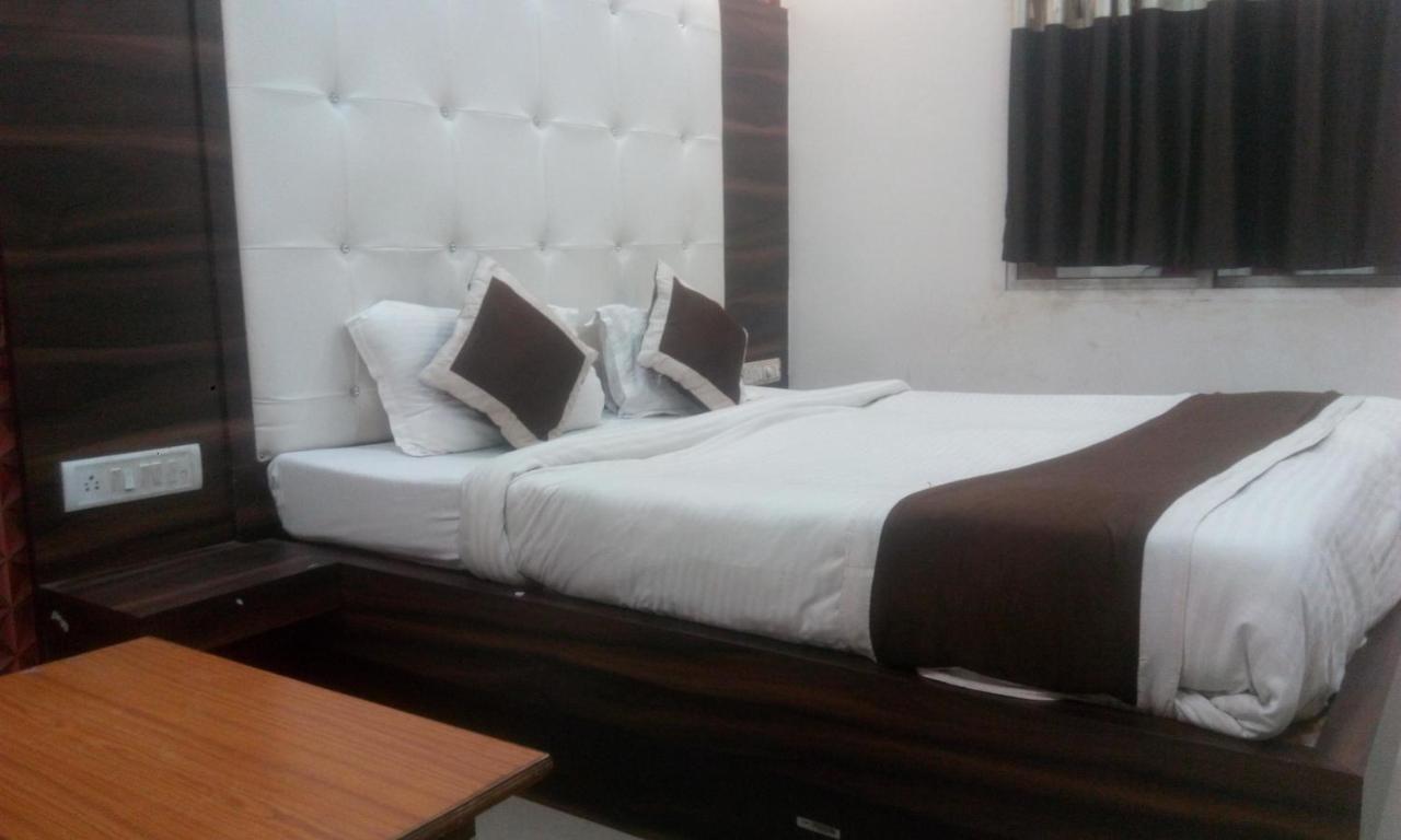 Hotel Priya Palace Ранчи Екстериор снимка